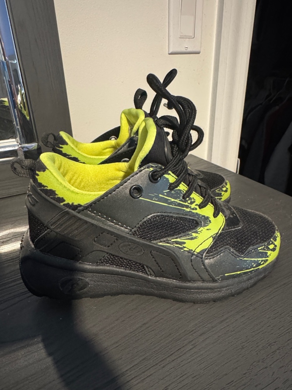 Heelys Black and Neon Green Kids Rolling Shoes Sneakers size 1